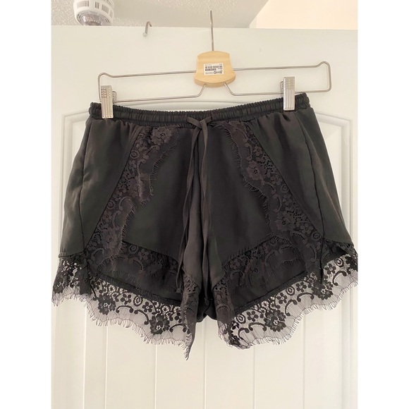Black lace shorts - Picture 2 of 2